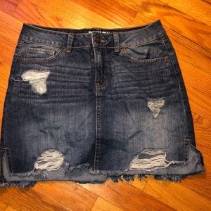 Denim skirt with rips and pockets